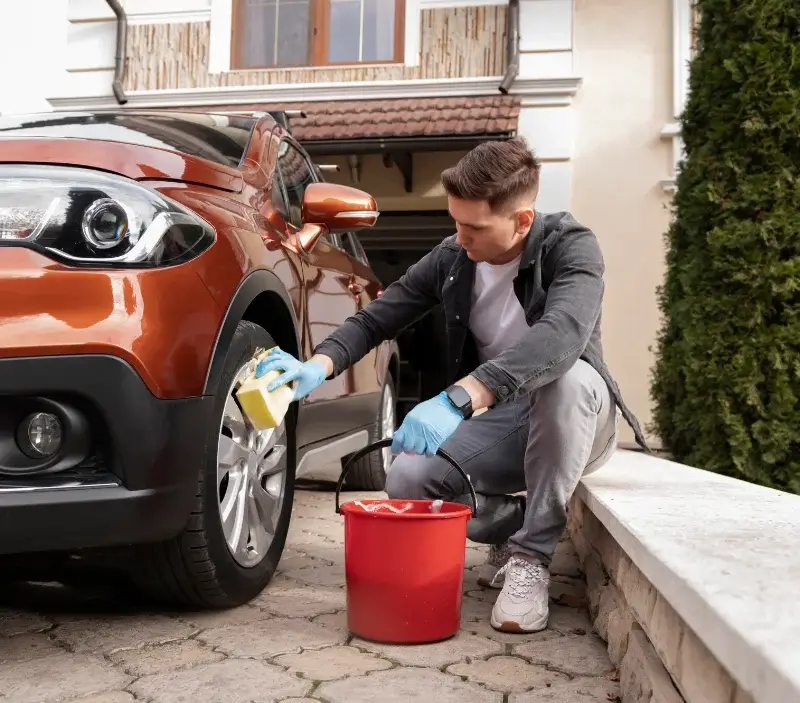 Lavage auto à domicile Les Salces : professionnel intervenant sur un véhicule